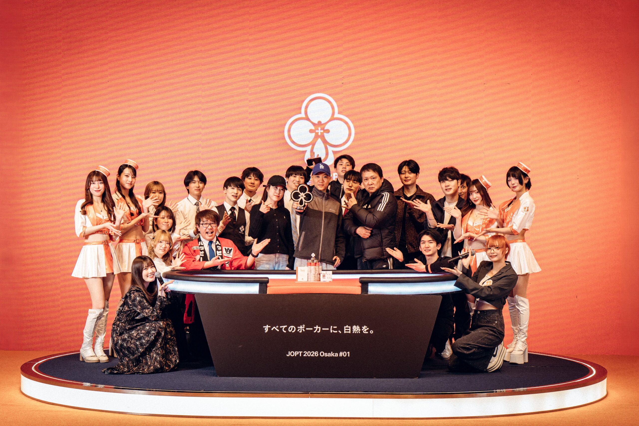 JOPT大阪のMain Event 優勝者しょういちさん(画像の中心にいる人)がJOPTのトロフィーをもってます