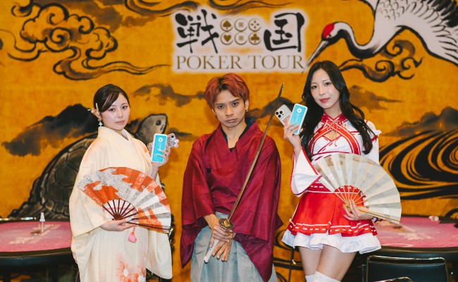 チャージスポットを持ってる戦国ポーカーツアーのスタッフ