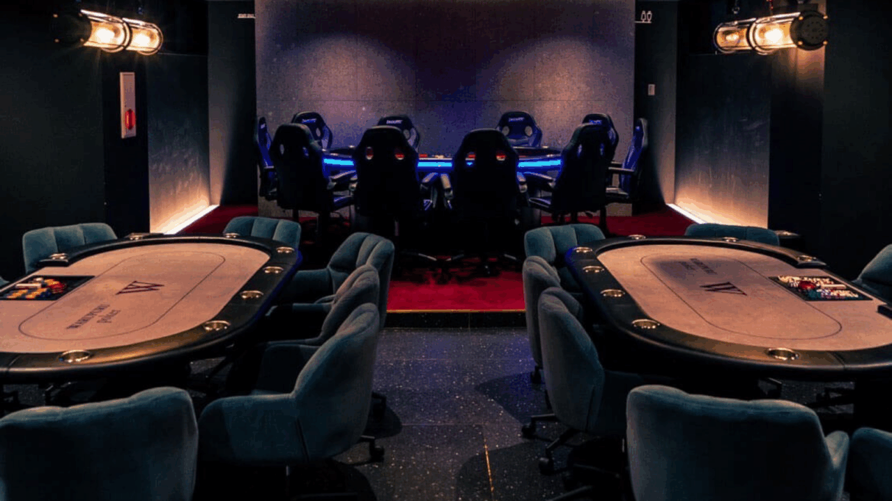 WARUPURU新宿歌舞伎町店の店内写真。ポーカーテーブルが3つ並んでます。