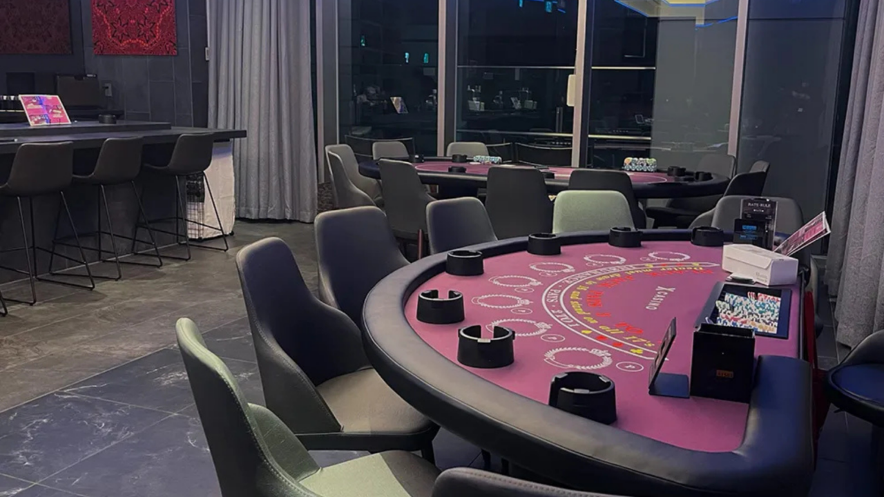 XCASINO店舗・店内写真 グレーを基調としたラグジュアリーな大人の空間