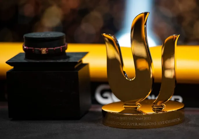 Triton Pokerのトロフィーの画像