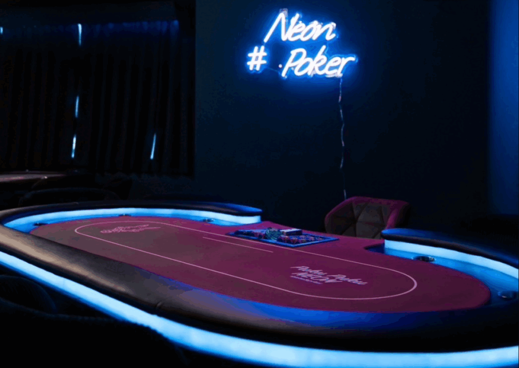 PukuPuku NEONのネオンとポーカーテーブルが映ってる店内写真