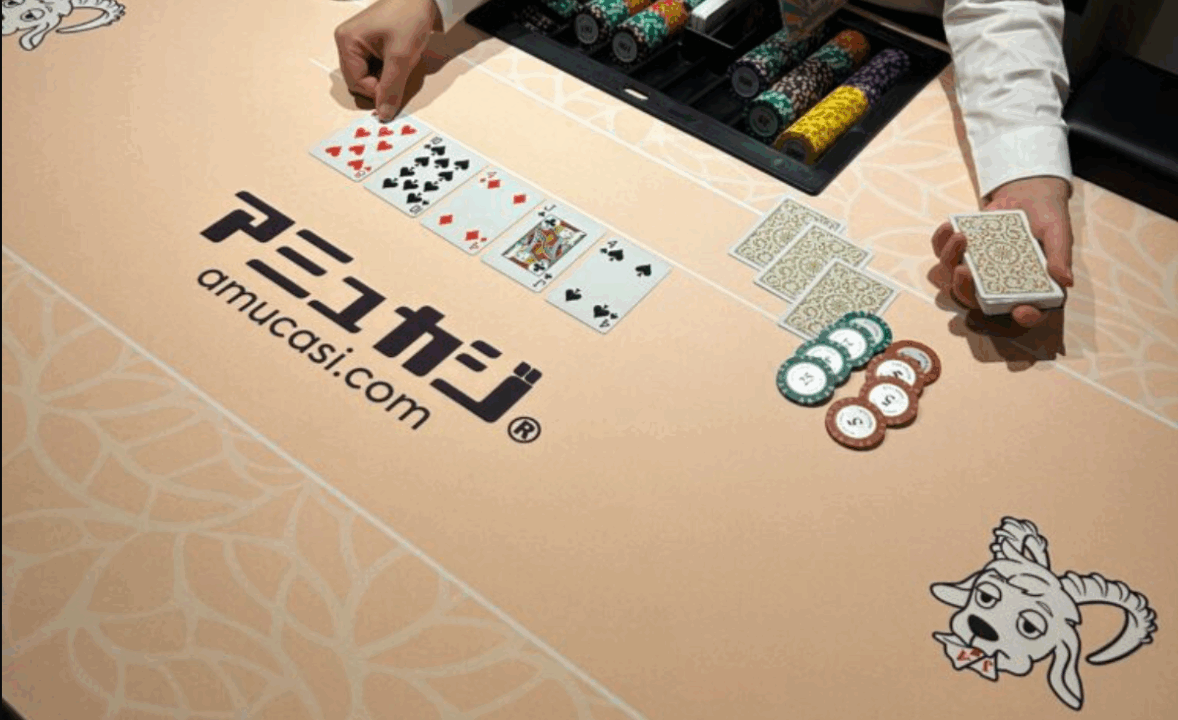 やぎノつののポーカーテーブルの写真。トランプカードとゲームチップが卓上にあります。