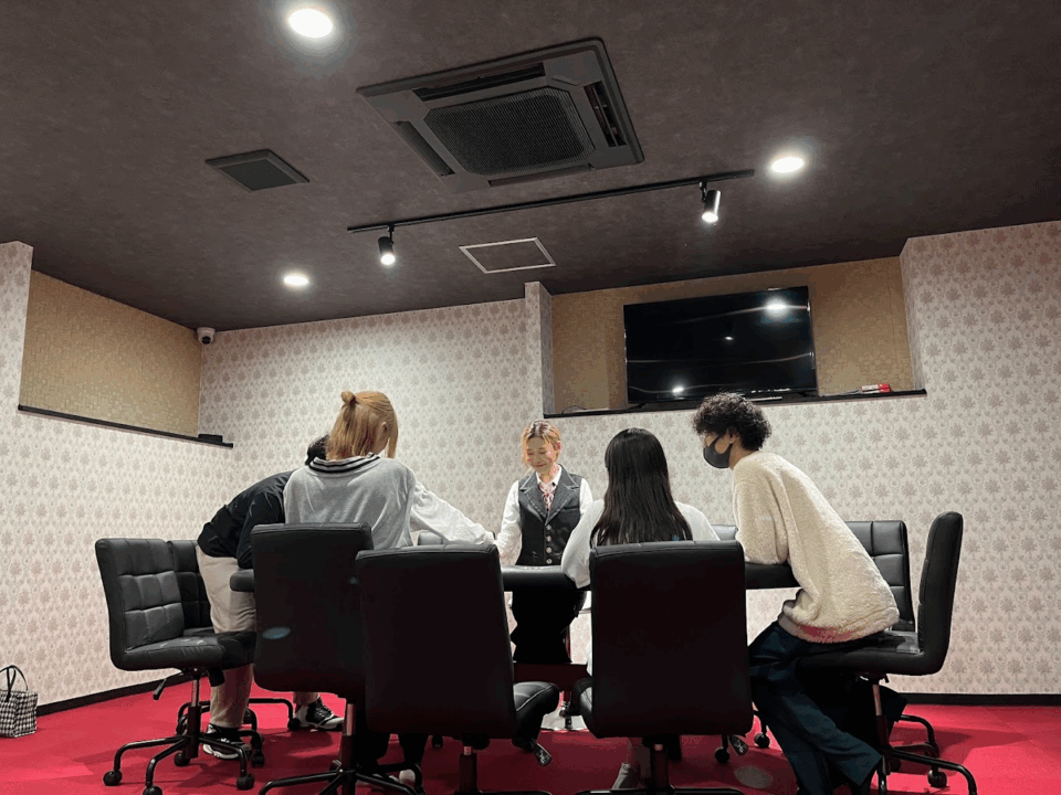 博多のポーカールーム、KING&QUEEN SUITEDの店内画像