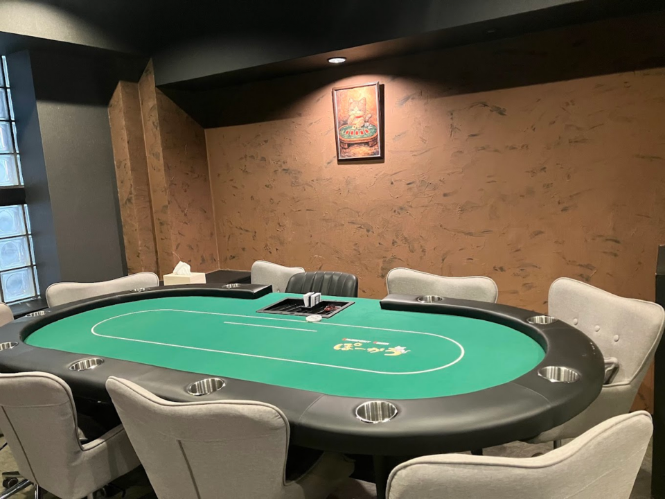 神戸にあるおすすめのポーカールームであるぽーかろの店内