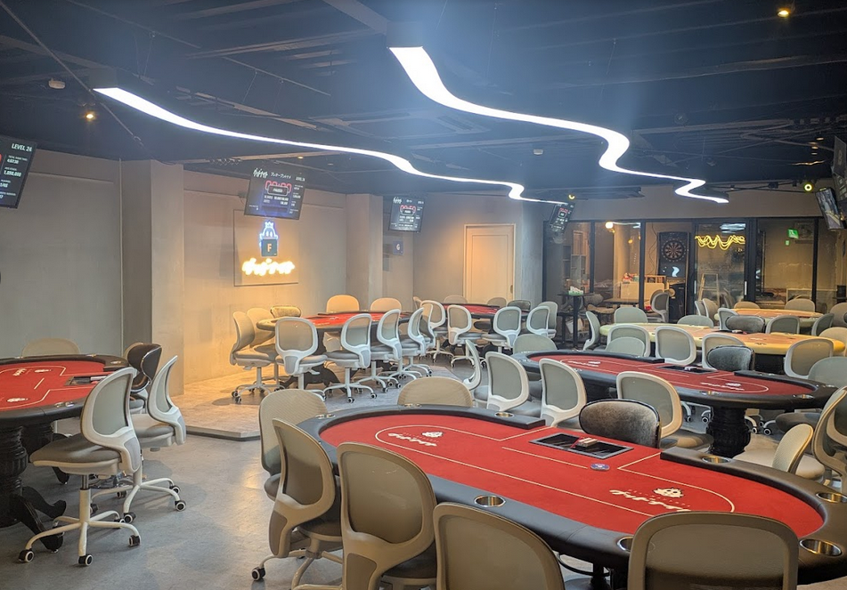 富山のポーカールーム、グッドナイトの店内画像