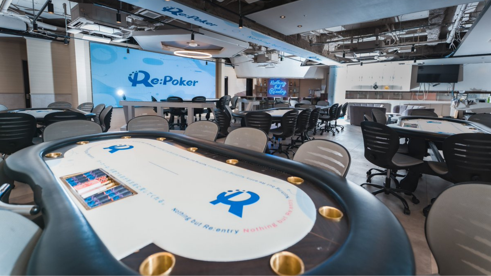 RE:POKERの店内写真。白と青を基調としたポーカールーム。