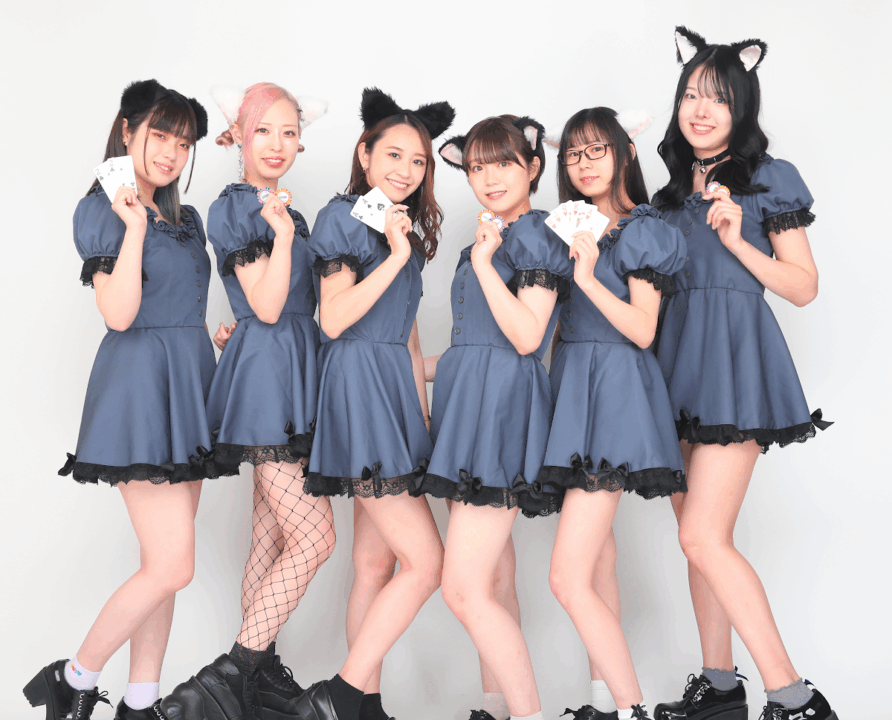 新宿にあるアミューズメントポーカースポット、ネコカジのディーラーの集合写真。猫耳とオリジナル制服を着用。