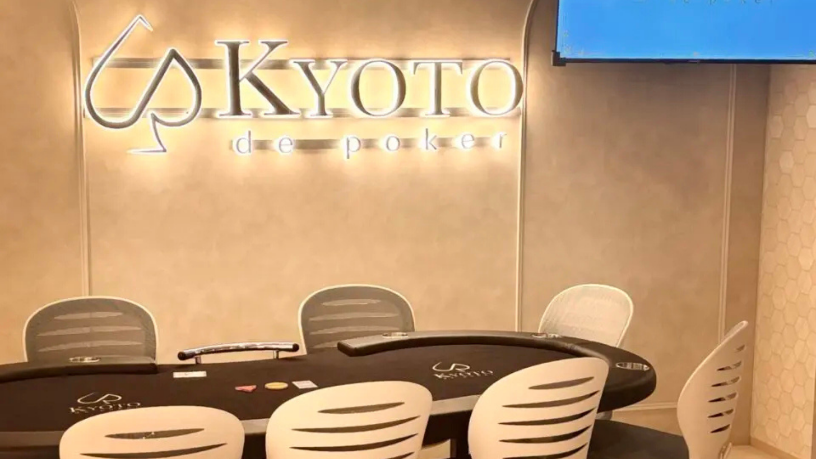 京都dePokerの店内写真。黒をベースとしたポーカーテーブルに、白を基調とした店内