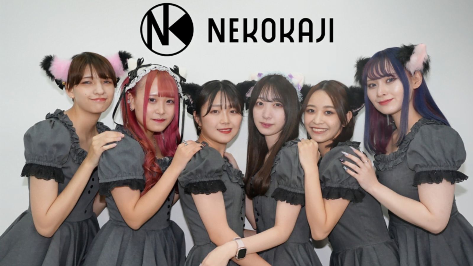 秋葉原にあるアミューズメントポーカー店舗・NEKOKAJI秋葉原の店内とキャストの画像