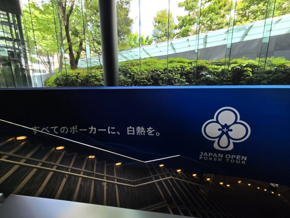 エスカレーターから降りて、会場に向かってる様子