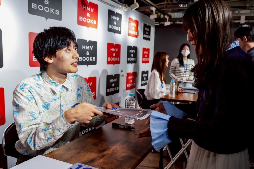サイン会中の平田雄也さん