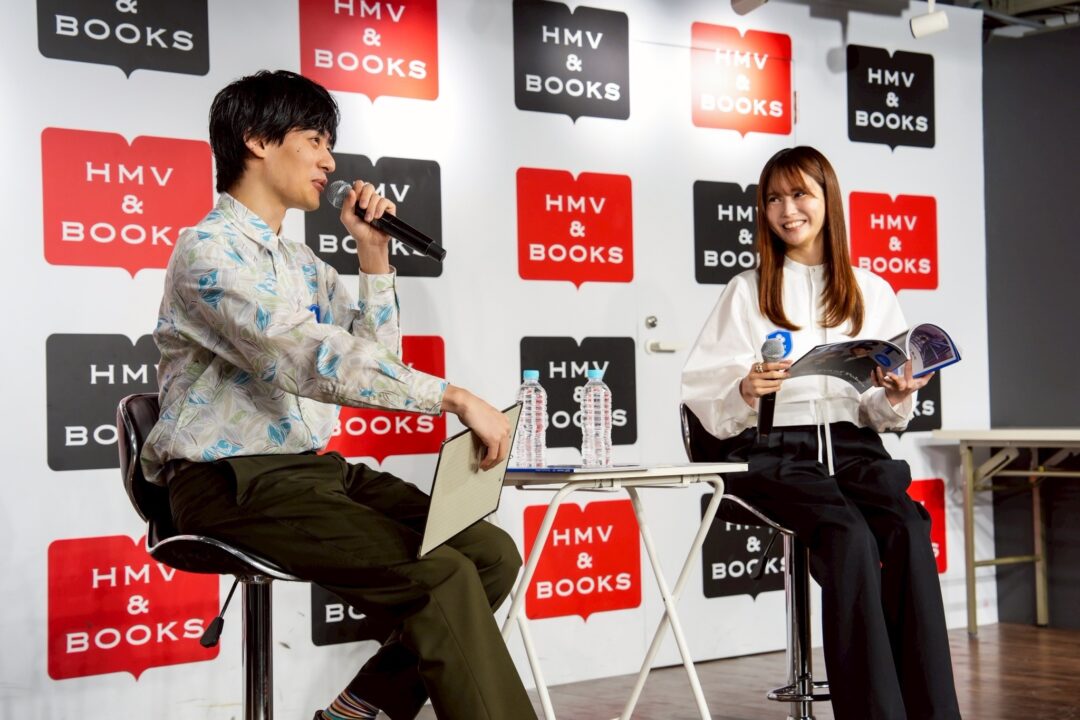 トークショー中の平田雄也さんと岡本詩菜さん3