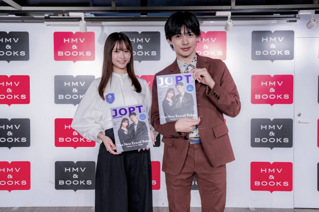 サイン本を持っている岡本詩菜さんと平田雄也さん