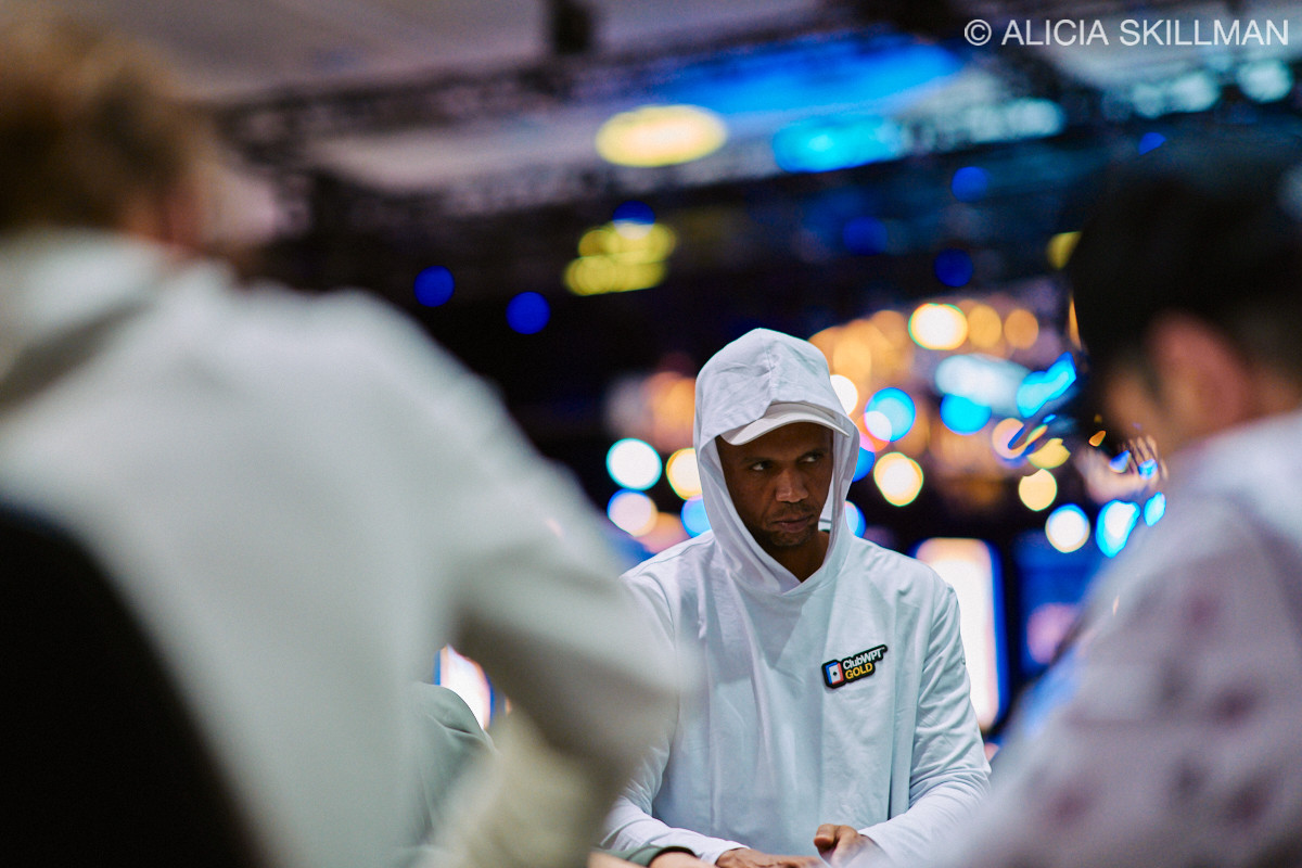 2025年WSOPでチップを扱うフィル・アイビー