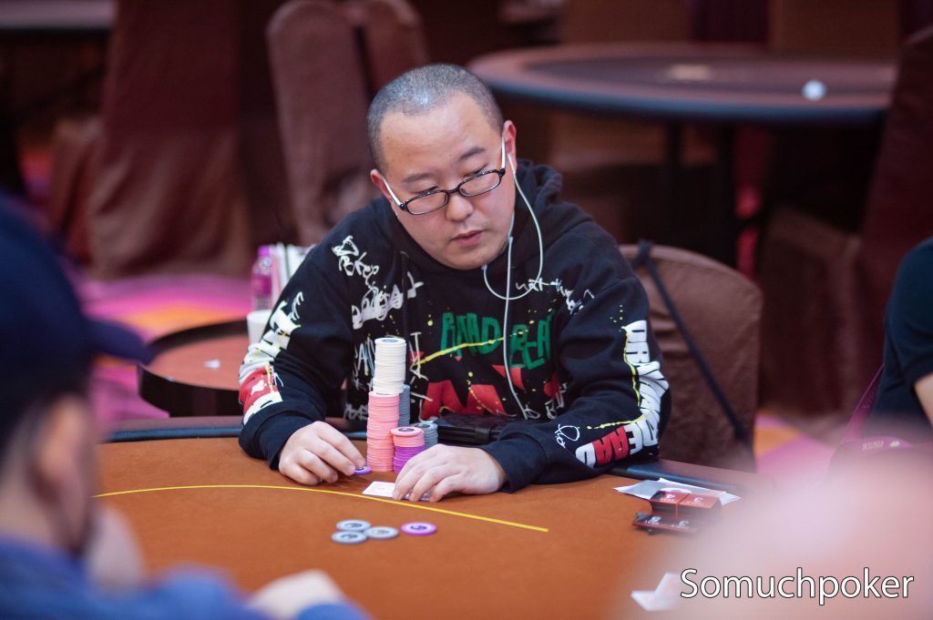 テーブルでプレイ中のみさわさん