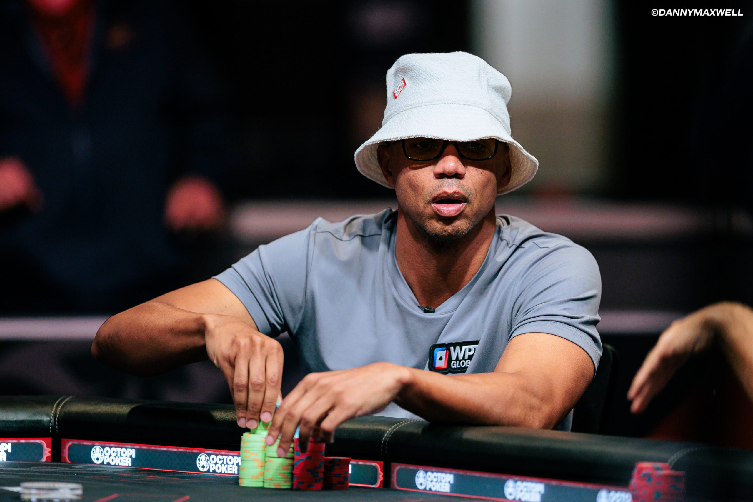 WSOPのテーブルでプレイするフィル・アイビー