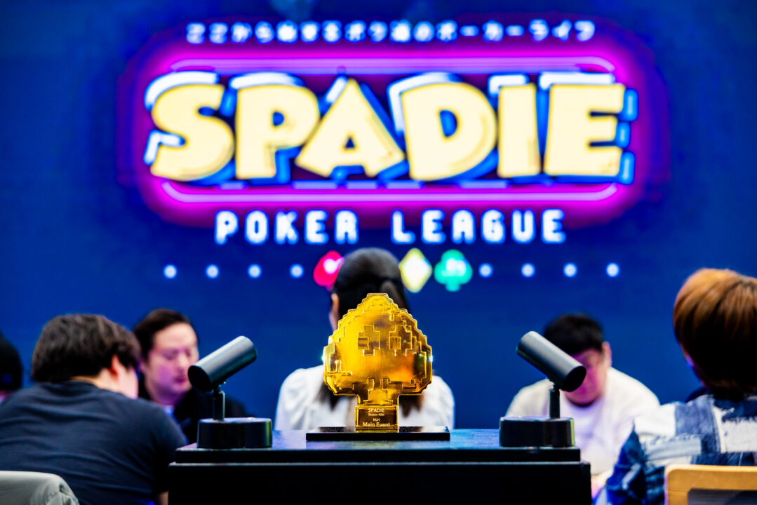 SPADIE 40のメインイベントFTの写真。メインイベントのトロフィーが正面にある。