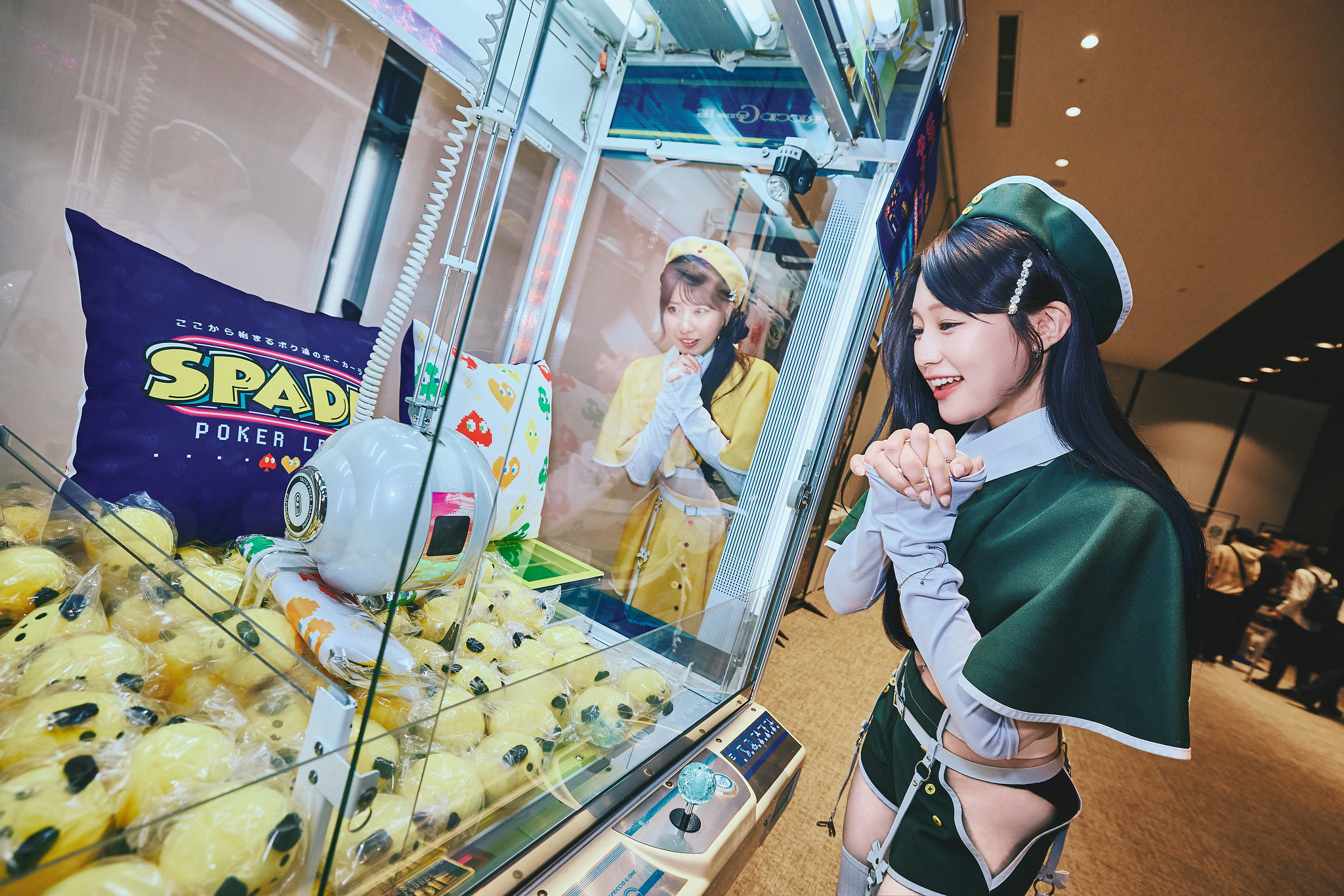 キャッチャーゲームをプレイするコンパニオン