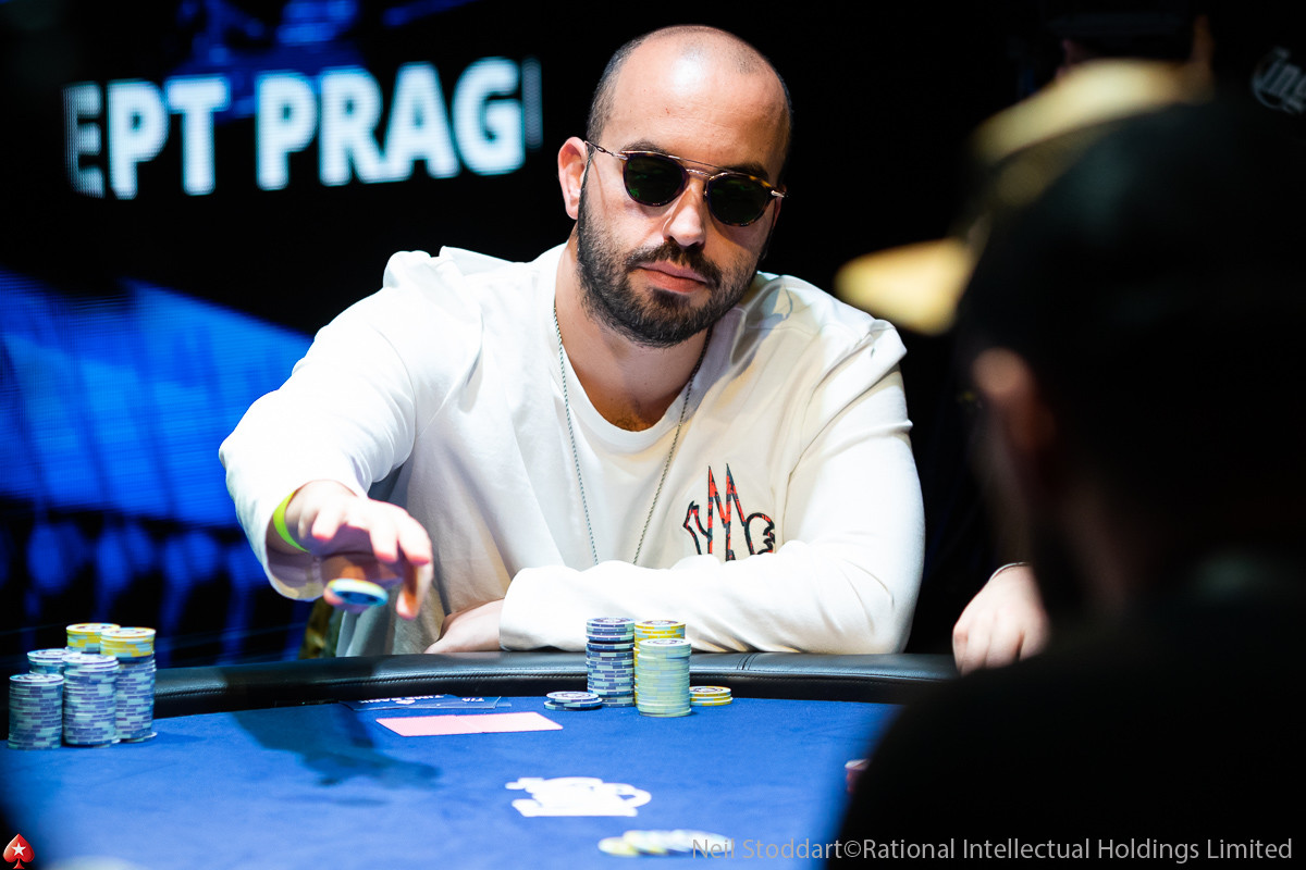 PokerNewsのインタビューに応じるケニー