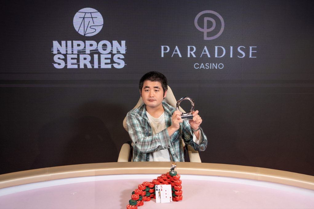 優勝者のNIKUMAMEさんがトロフィーを掲げてる写真。