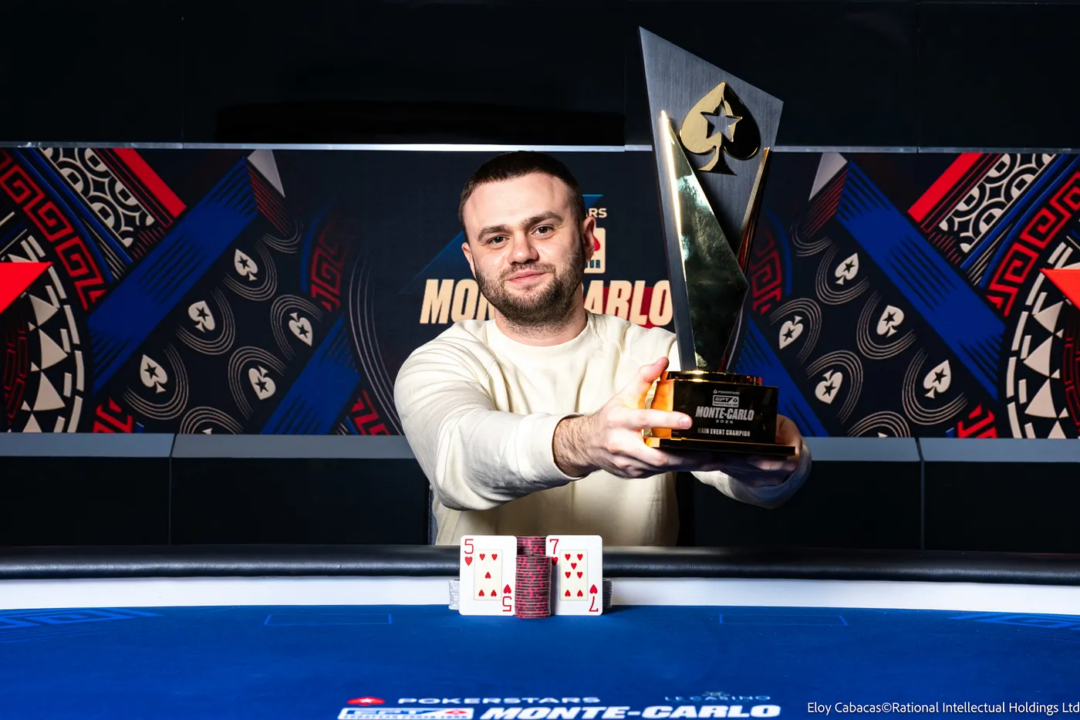 EPTモンテカルロ2026メインイベントで優勝したロマン・ストイカさんとトロフィー