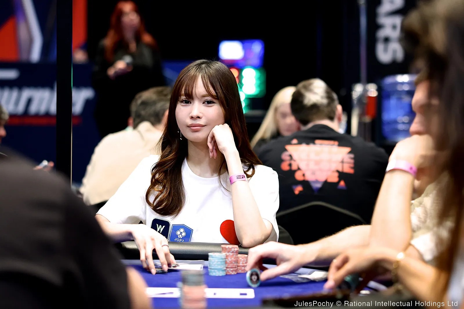 EPTのテーブルでプレイする岡本さん