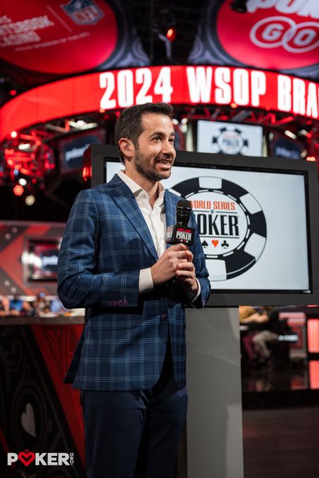 WSOP会場でマイクを持つジェフ・プラット
