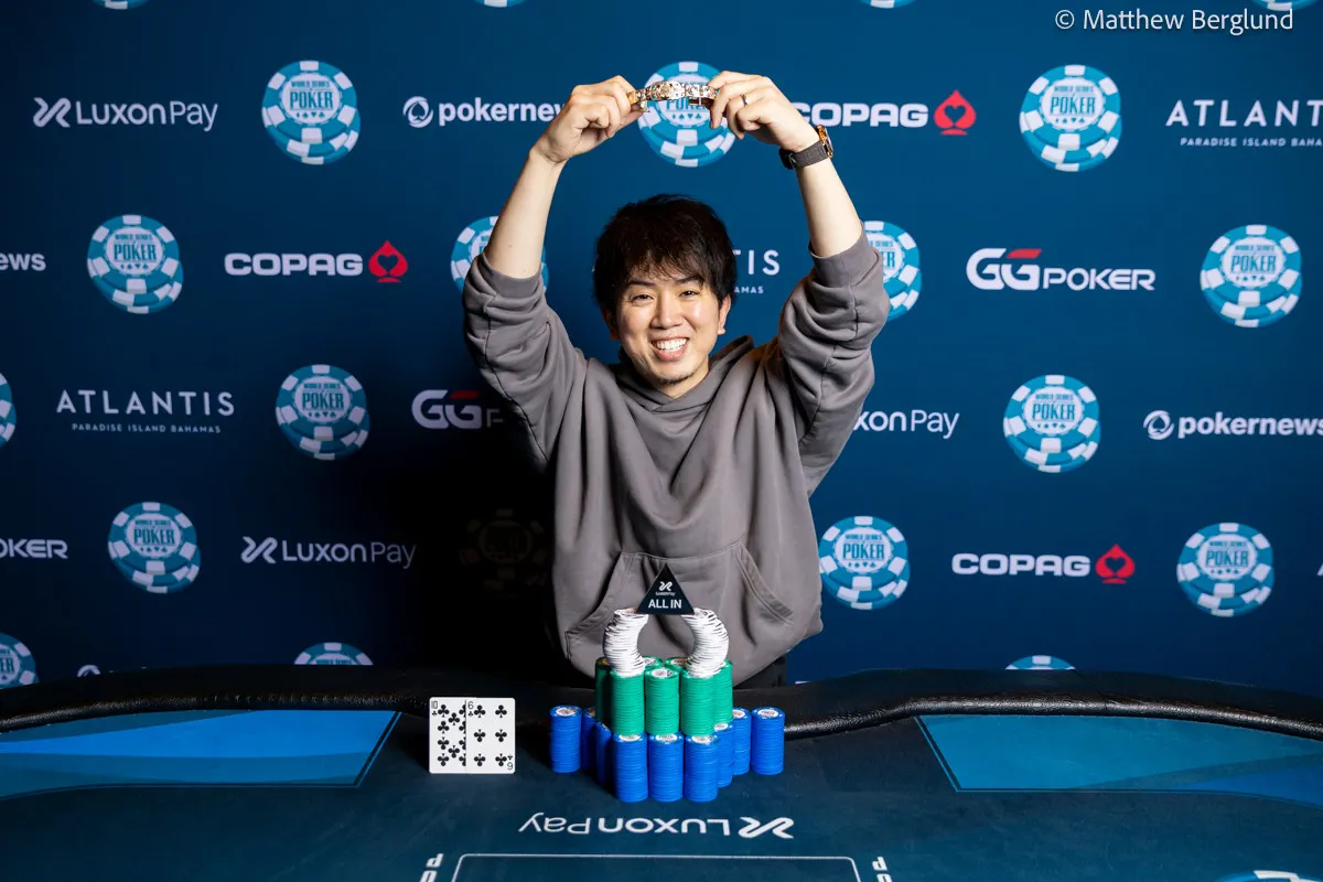 WSOPブレスレットを掲げるMasashi Oyaさん