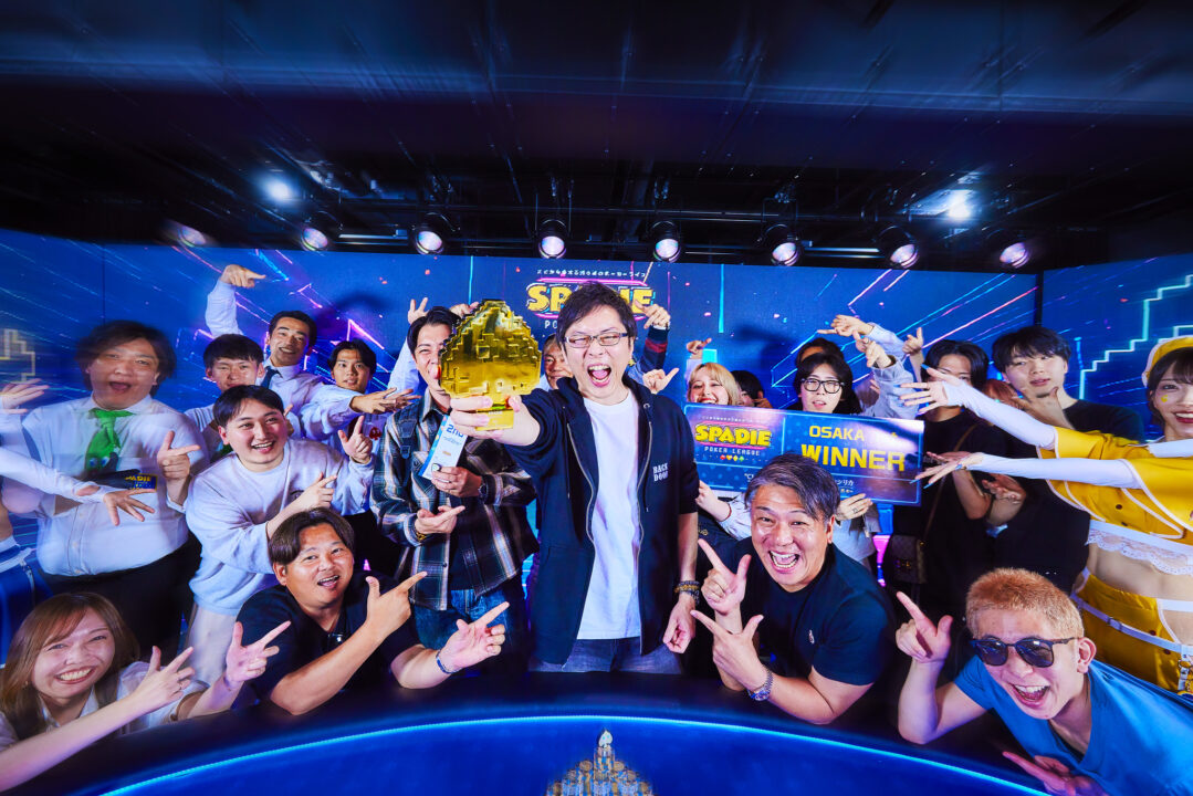 メインイベントで優勝したオーケイさんを囲むプレイヤーやコンパニオン