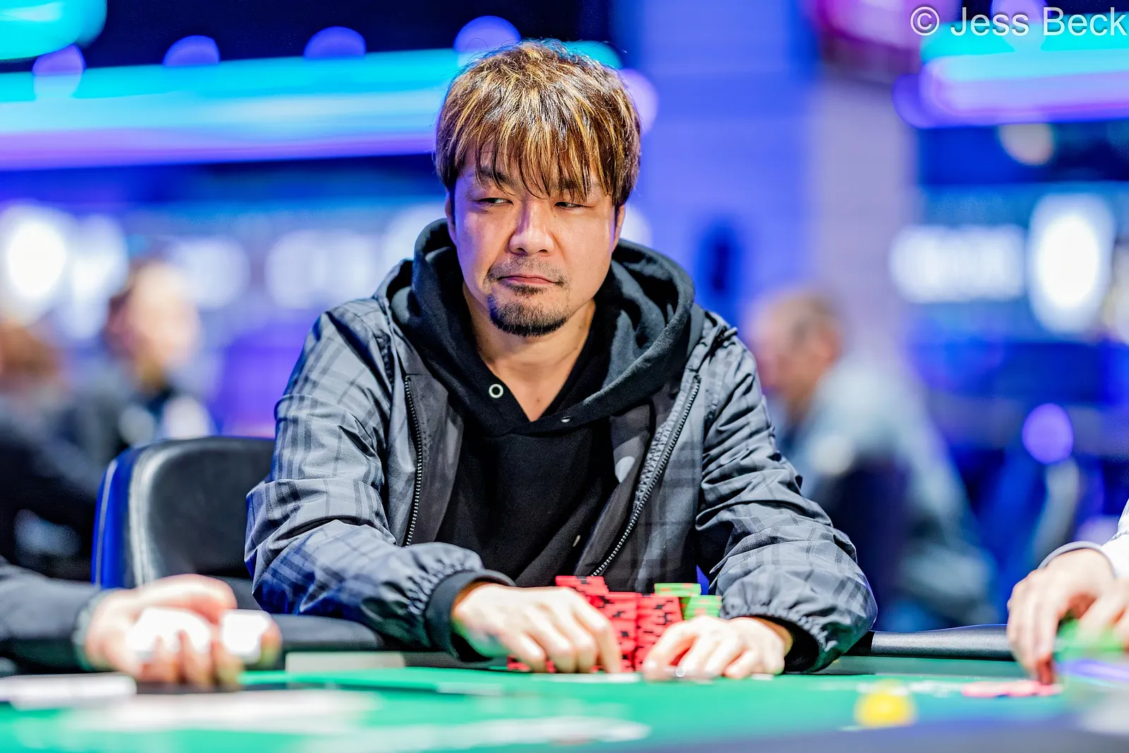 WSOPのテーブルでプレイするKojiさん