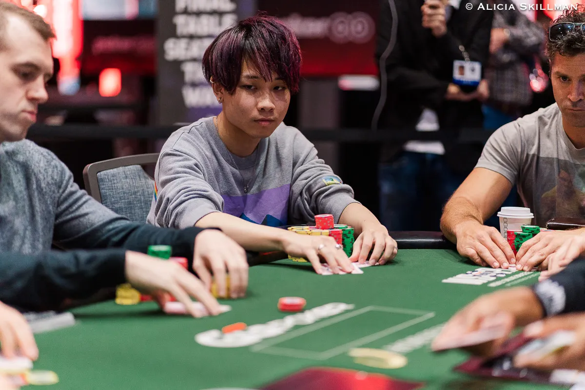 2023年WSOPのテーブルでプレイするりゅうたろうさん