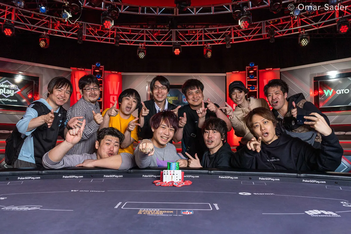 2023年WSOP優勝後に日本からのサポーターと記念撮影するりゅうたろうさん