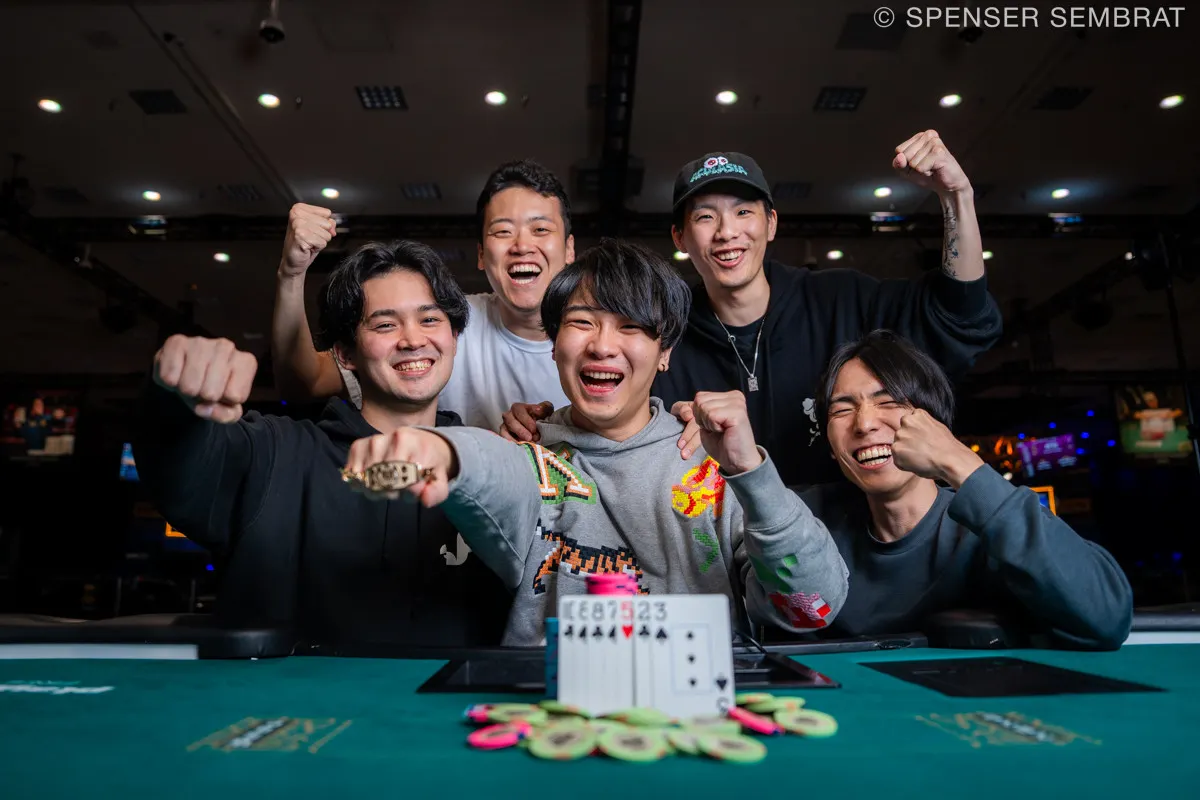 2025年T.O.R.S.E.優勝後にサポーターと記念撮影するりゅうたろうさん