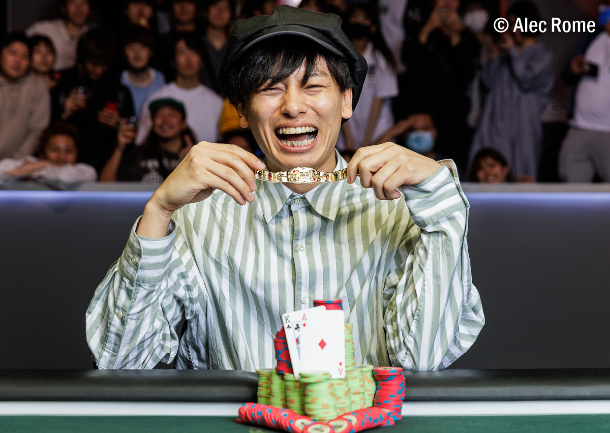 WSOPの優勝トロフィーとブレスレットを持つ中西さん