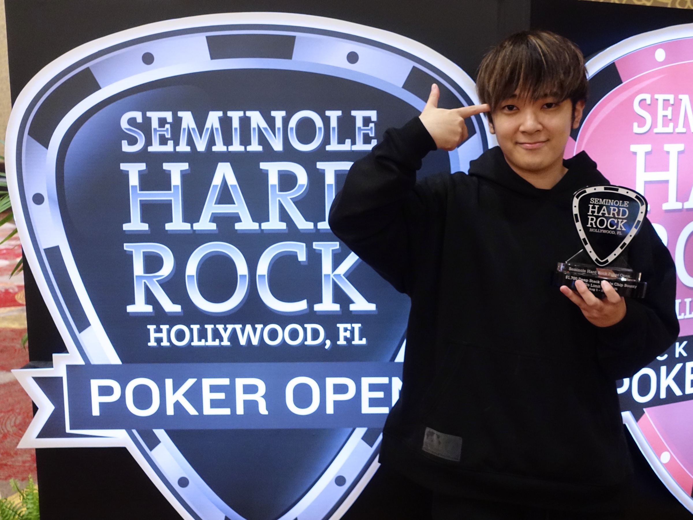 Seminole Hard Rock Poker Openのトロフィーを手にするヨコサワさん