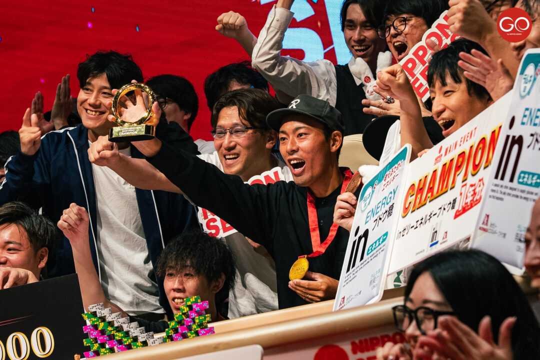 優勝者のおかちゃん(中央)を囲む参加者＆スタッフ
