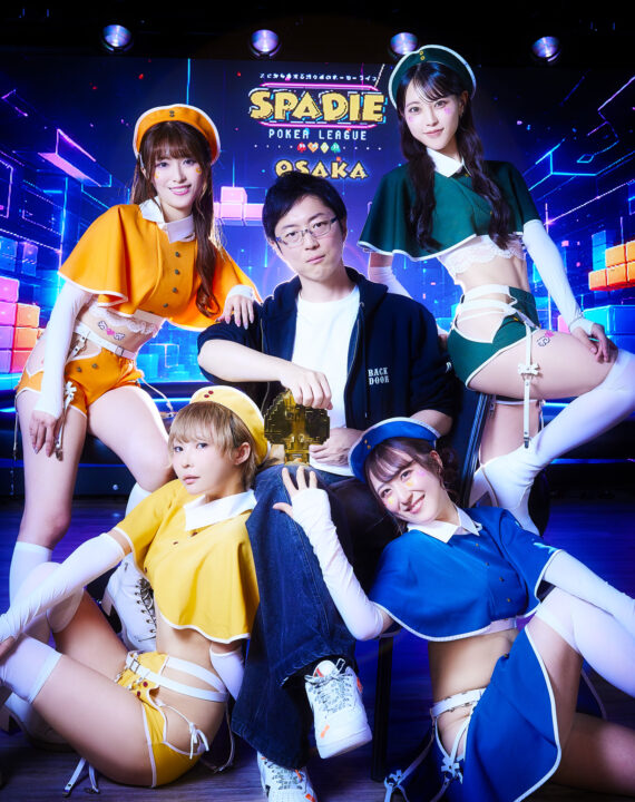 優勝者のオーケイさんとコンパニオン