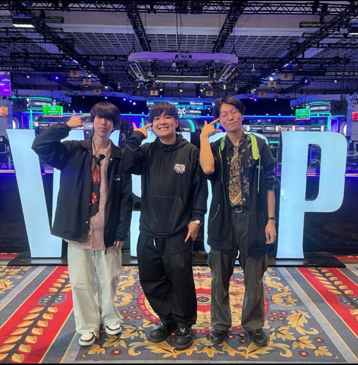 世界のヨコサワさんと真冬さん(左)、イルカ兄貴さん(右)