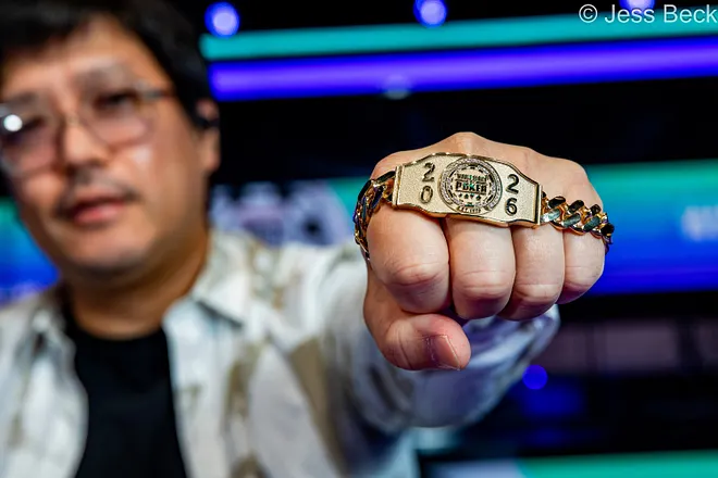 WSOPゴールドブレスレットを見せるJOEさん