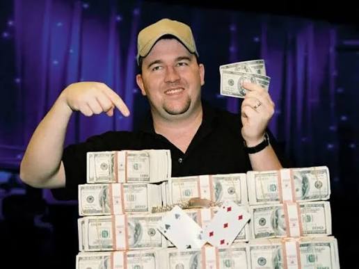 2003年WSOPメインイベントでクリス・マネーメイカーが見せた世紀のブラフのイメージ画像