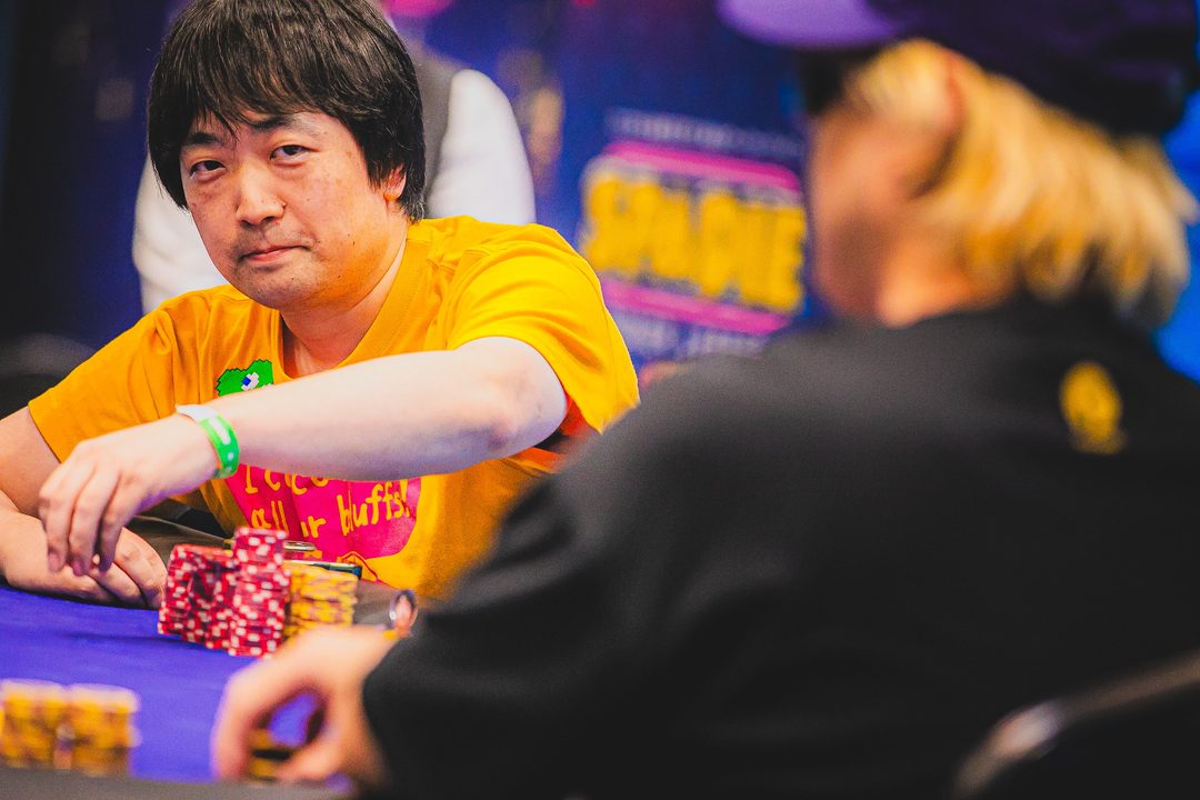 ポーカーテーブルでプレイするピョコタンさん