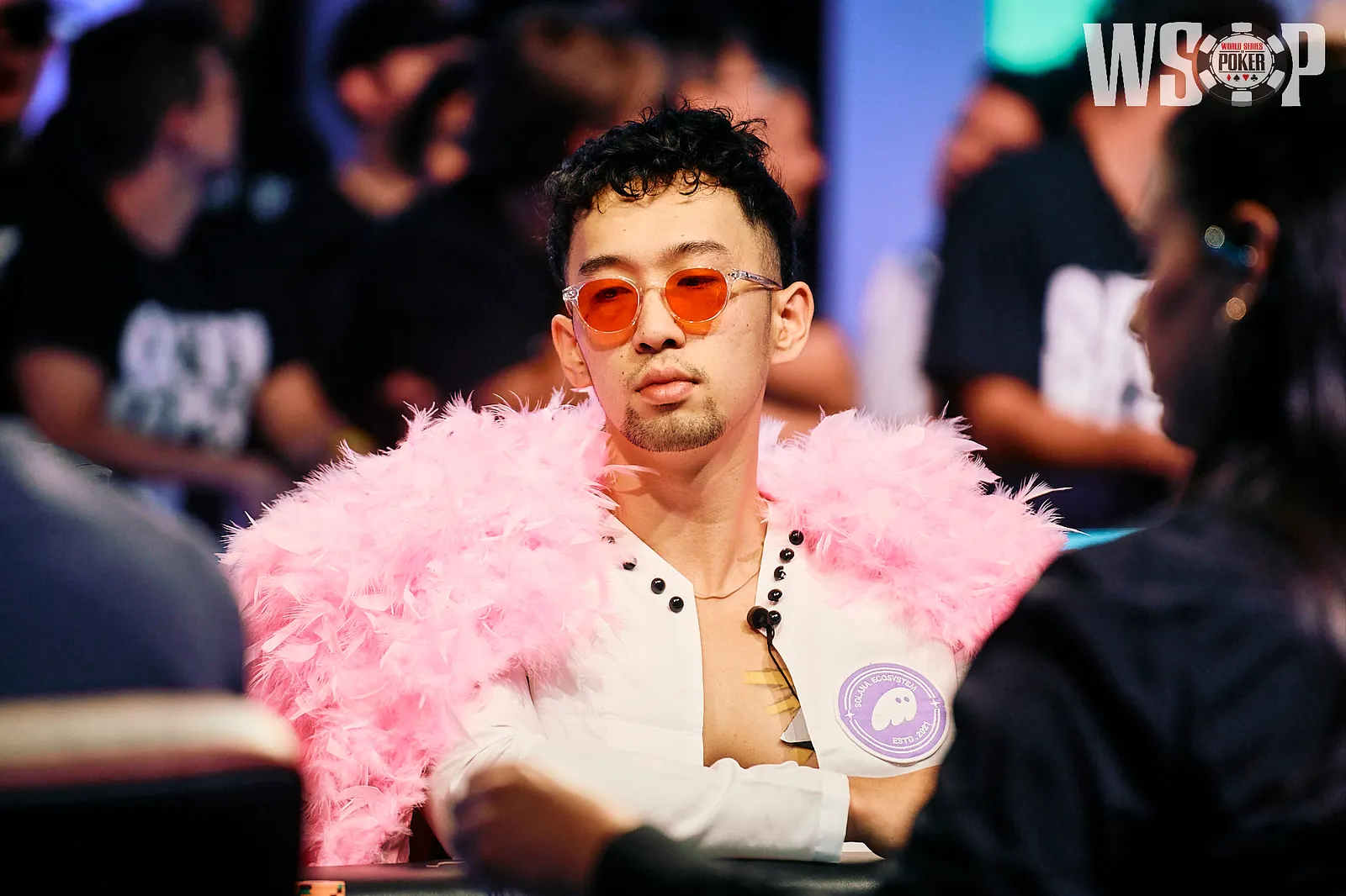 ドンキホーテ・ドフラミンゴを思わせる衣装でWSOP 2026 Main Eventファイナルテーブルに登場したHan Fengさん