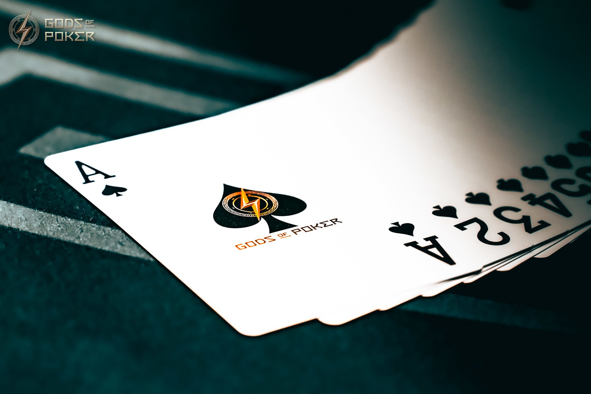 Gods of Pokerのカードと大会イメージ