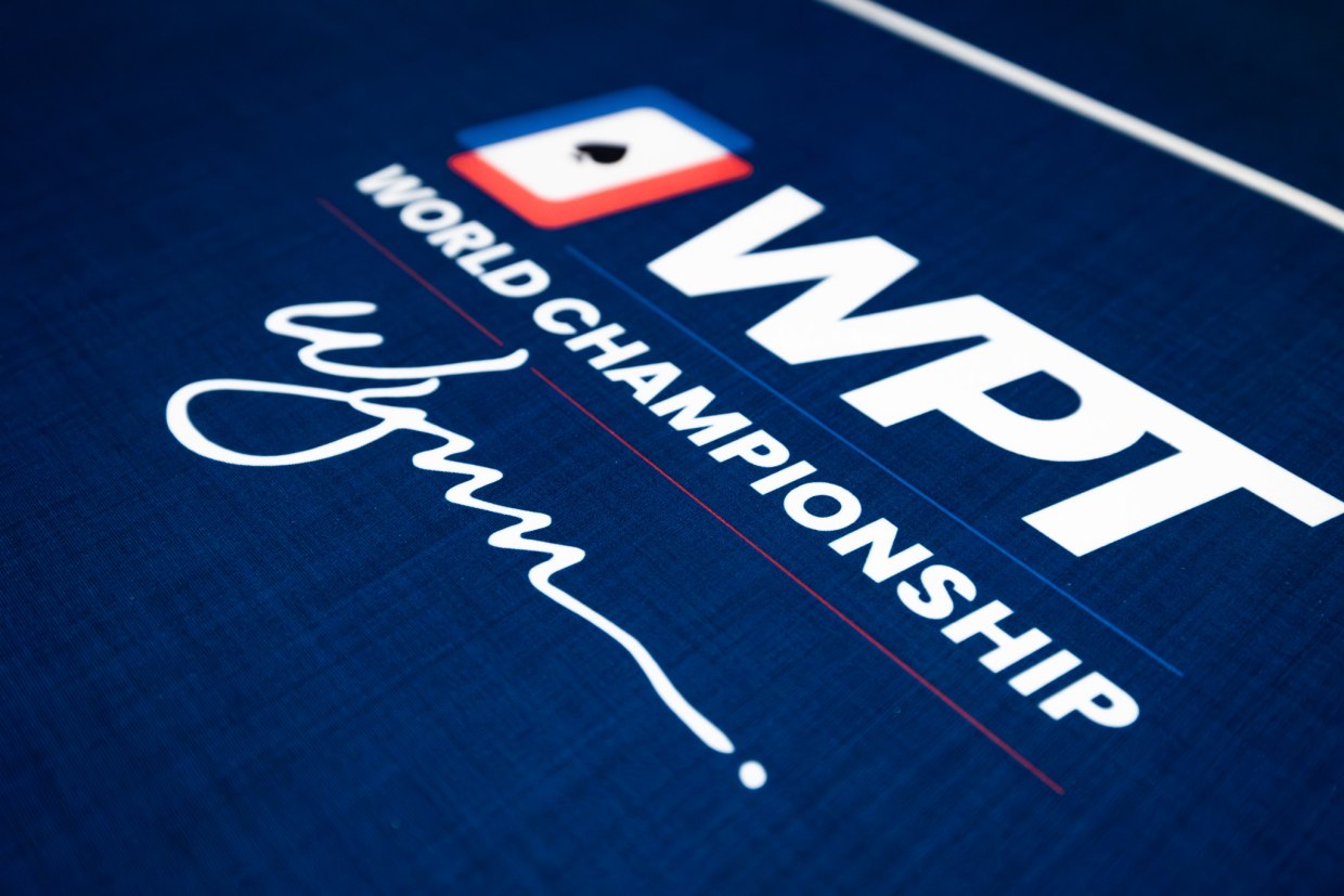 WPT World Championshipのロゴが入ったポーカーテーブル