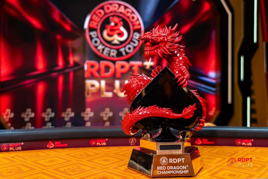 Red Dragon Plus Championshipのトロフィー
