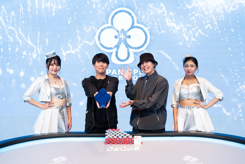 「Poker Players Championship」で優勝したぽんたろうさん(中央左)