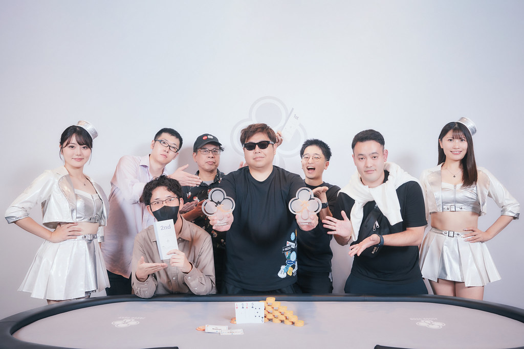 2つのトロフィーを手に、仲間と記念写真に収まるRYANさん(中央)