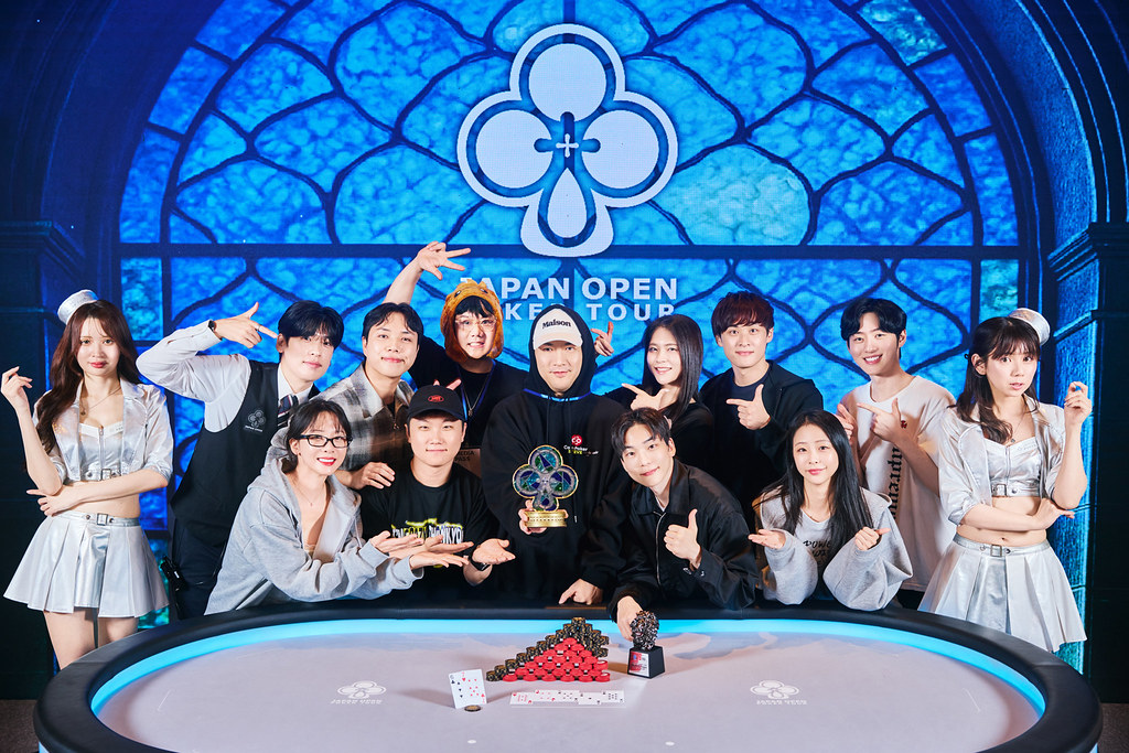 「Crown」で優勝したスティーブ・イェーさんを囲む記念写真