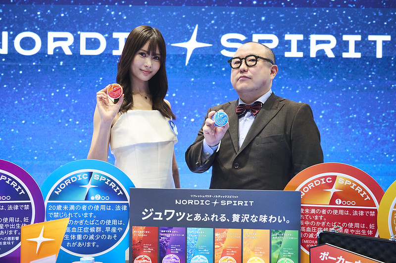岡本詩菜さんとみさわさんがトークセッションで登壇している様子